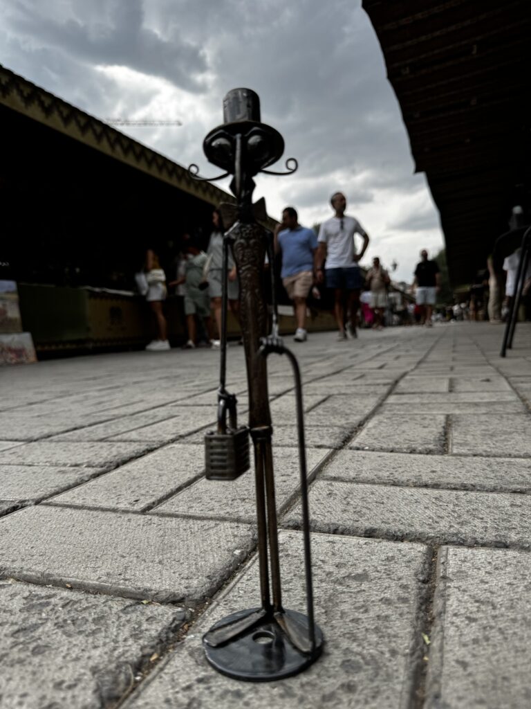 Джентльмен ведущий по делам - unprocessed source photograph